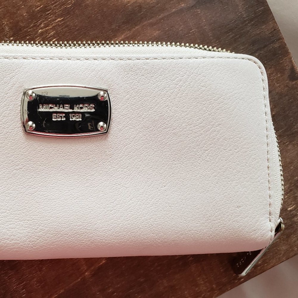 SOLD. Michael Kors Off white/Ivory Wallet Silver hardware
